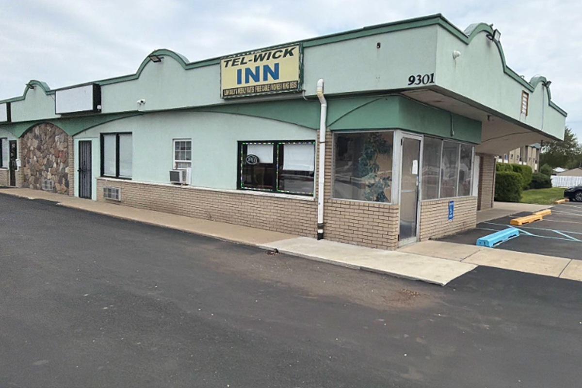 Daytime exterior view of Tel Wick Inn DTW Taylor
